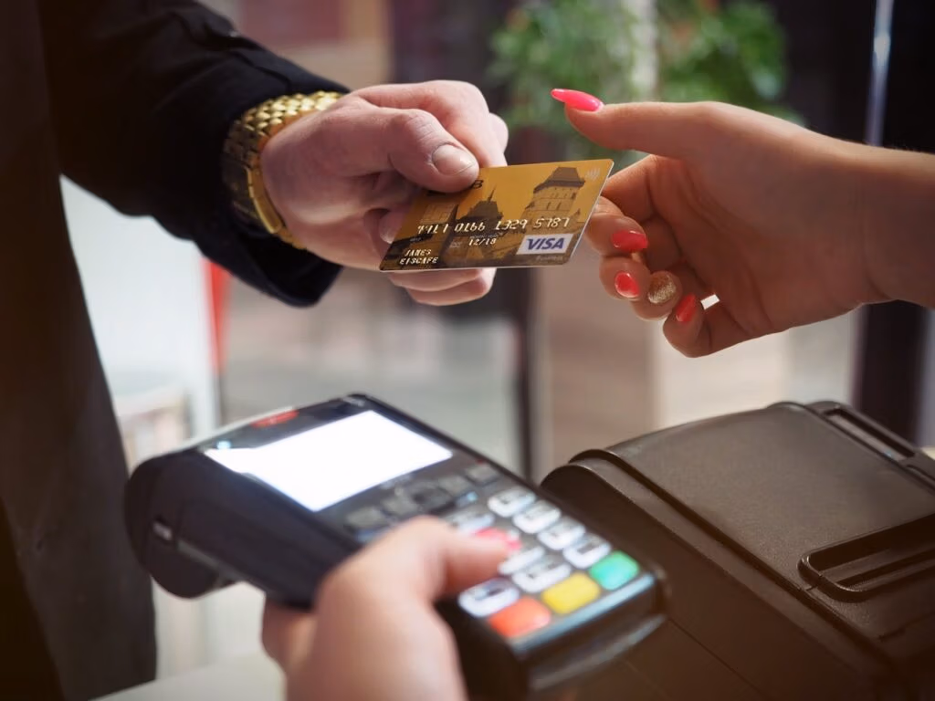 Cliente recibiendo asesoría en cambio de moneda extranjera